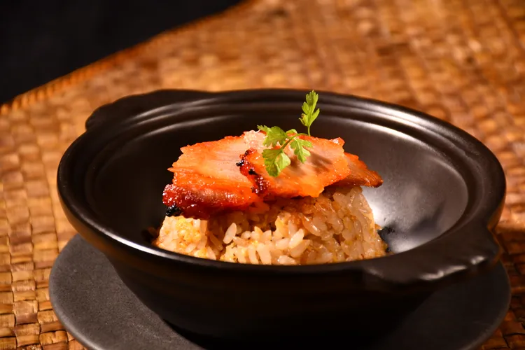 有「植物黃金」美譽的苦茶油，是時下最流行的健康好油，炒出古早味十足草嶺茶油蛋炒飯，懷舊風十足。業者提供