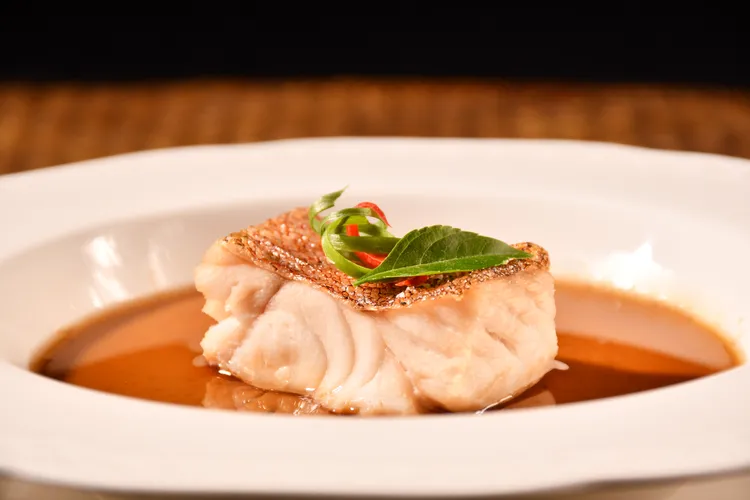 口感鮮明溫潤的青烏龍與鮮魚同蒸的高山烏龍蒸時鮮，散出的茶香芬芳感受到涼夏的快感。業者提供