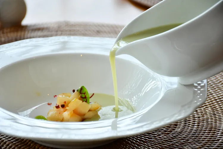 絲瓜蛤蜊湯以絲瓜甜度加上蛤蜊與干貝鮮鹹，湯品有淡淡的茶香口感清爽。業者提供