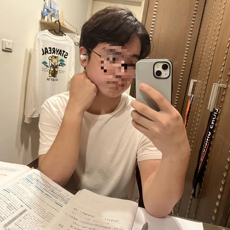 兇嫌長相斯文，發文與一般學生無異。取自臉書