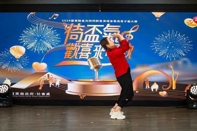 張秀卿當眾下腰。台東縣政府社會處提供