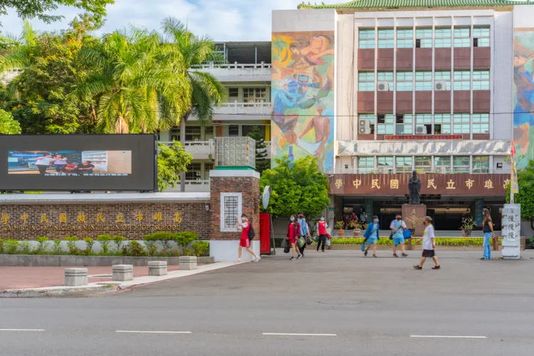 區段有許多大專院校與國中小學，因距離輕軌與未來捷運黃線車站不遠，各項生活機能佳。城揚建設集團提供