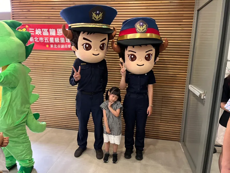 三峽警出動結合在地文化元素「金牛角警察」大頭造型的警察娃娃。警方提供