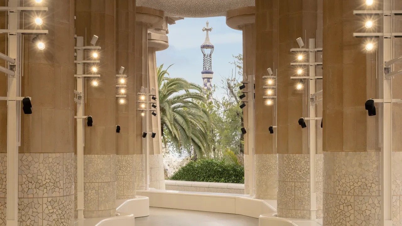 LV 2025早春女裝大秀選在高第所設計的奎爾公園(Park Güell)舉辦。品牌提供