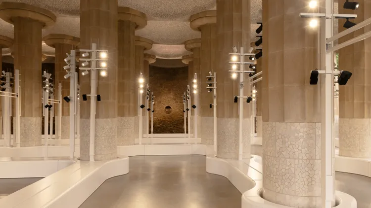 LV 2025早春女裝大秀選在高第所設計的奎爾公園（Park Güell）舉辦。品牌提供