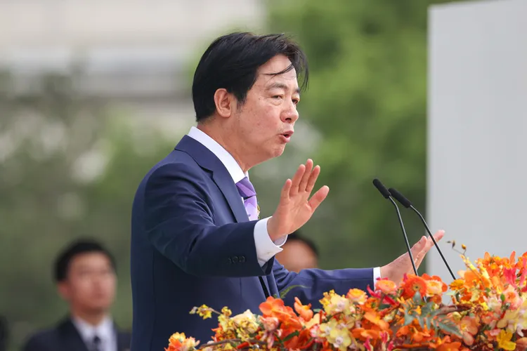 總統賴清德20日在就職典禮慶祝大會發表就職演說，賴總統說，在中國尚未放棄武力犯台之下，民眾應該了解即使全盤接受中國的主張、放棄主權，中國併吞台灣的企圖並不會消失。新政府將秉持「4個堅持」不卑不亢維持現狀，他呼籲中國停止對台灣文攻武嚇。中央社