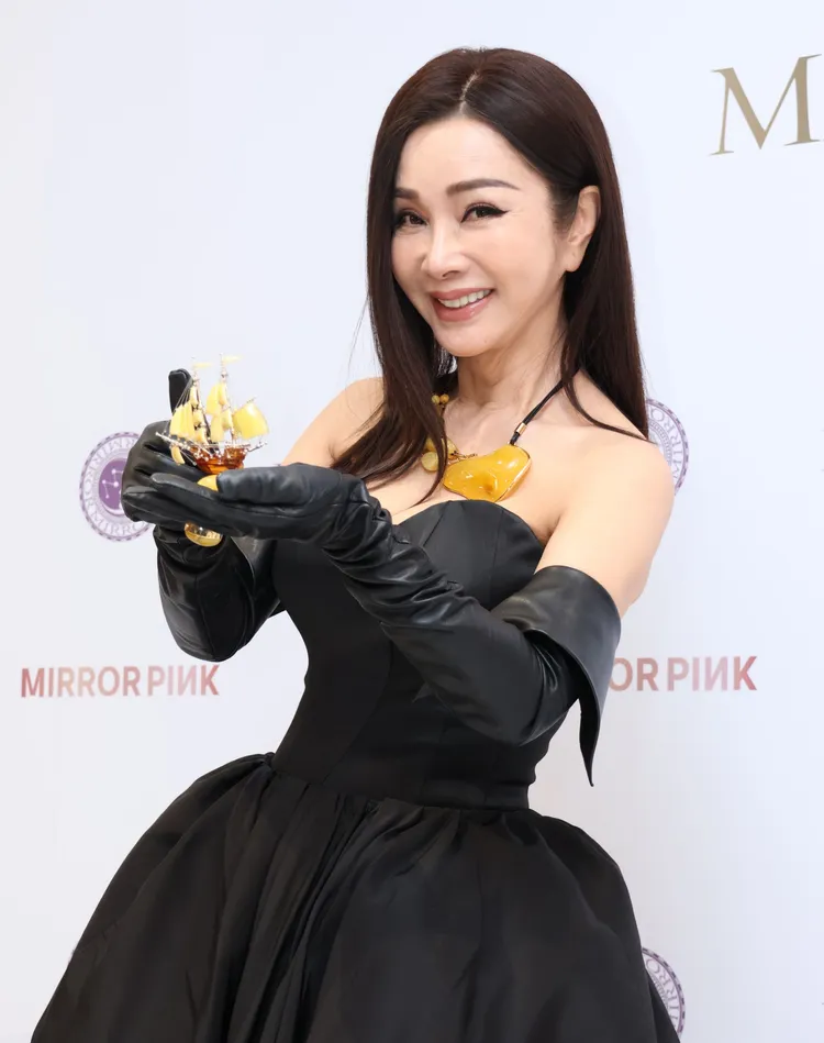 陳美鳳手拿小帆船表情嬌媚。莊宗達攝