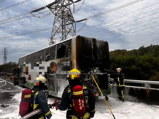 國道火燒遊覽車！北上參加足球賽　台南32國中師生驚險逃生