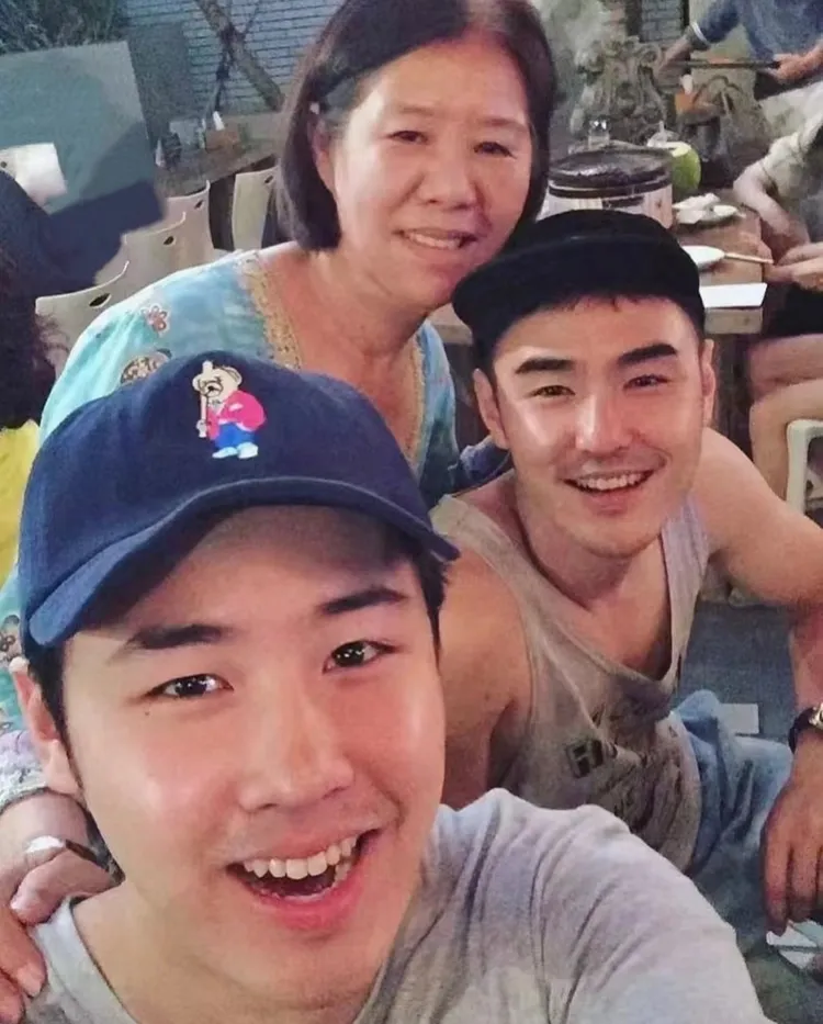 阮家兩兄弟和媽媽感情深厚。翻攝阮經天IG