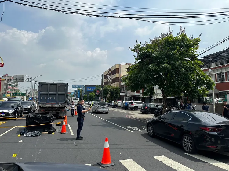 機車後座乘客慘遭輾斃。讀者提供