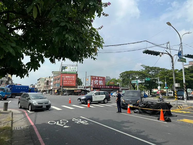 警方研判，砂石車未禮讓機車肇禍。讀者提供