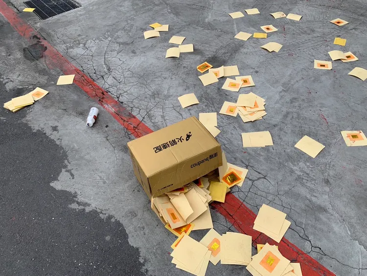 九葉車行不到一個月連續遭人潑漆。翻攝畫面