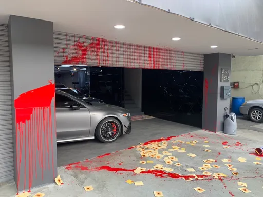 Joeman车行「又遭泼漆」还贴黑白传单　恶徒撒冥纸现场画面曝