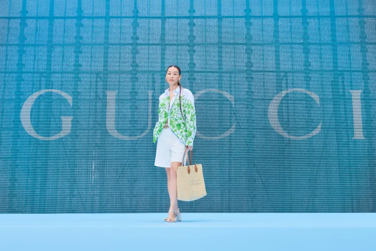 蔡詩芸的印花襯衫內搭火辣比基尼。品牌提供