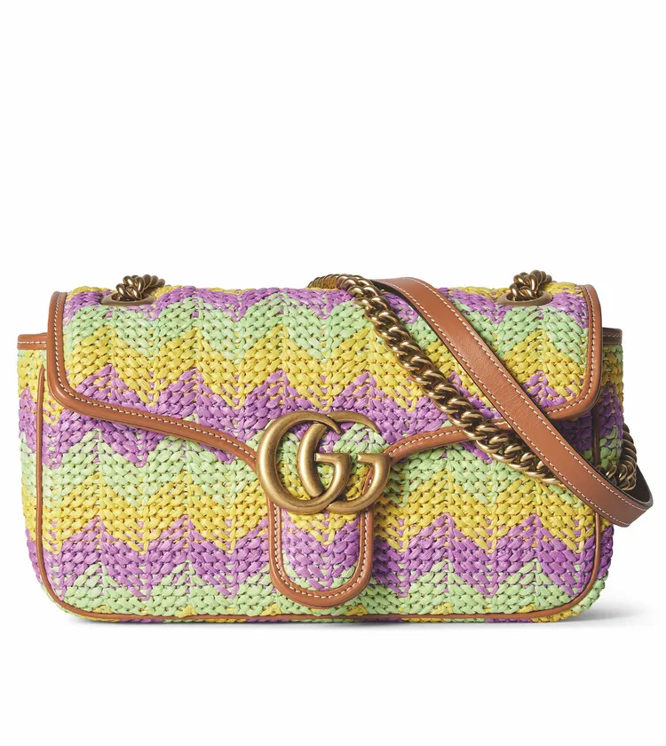 GG Marmont小型肩背包，擁有多色V型草編效果和棕色皮革滾邊，7萬7800元。品牌提供