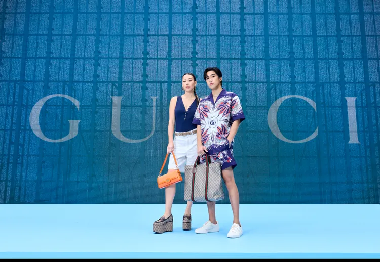 蔡詩芸與婁峻碩另套造型，婁峻碩身著雙G深藍印花棉質襯衫，3萬6500元；短褲3萬1000元。品牌提供
