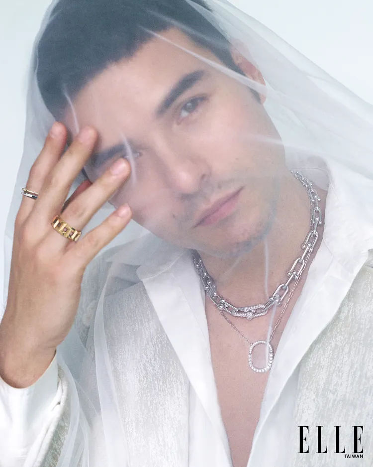 鳳小岳拍攝《ELLE》封面。《ELLE》國際中文版提供