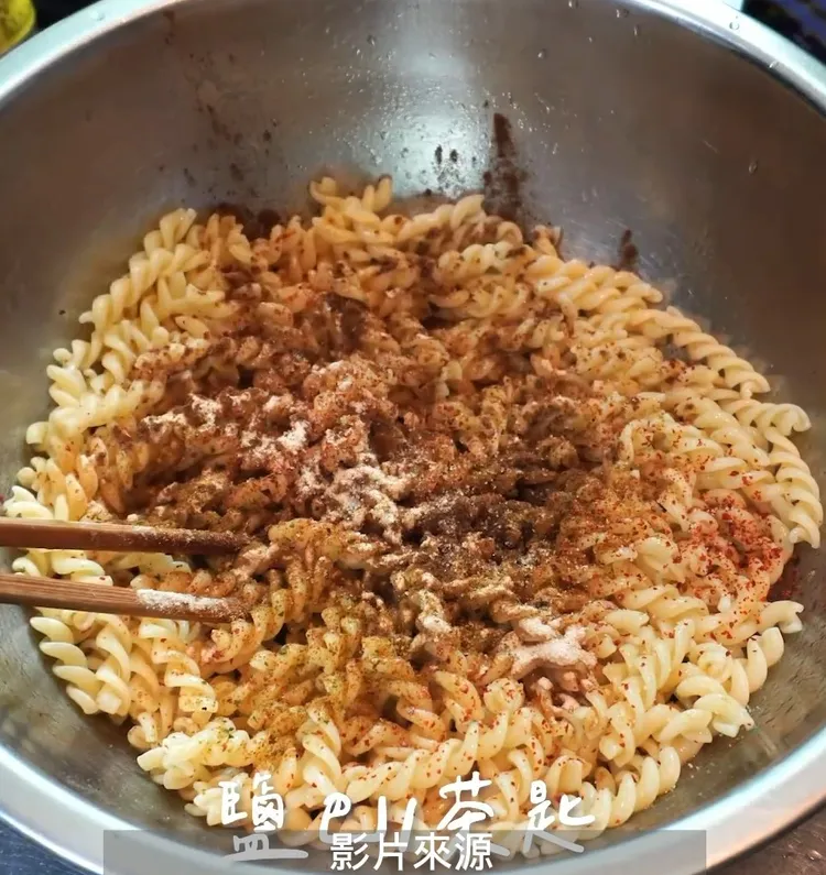 可樂果DIY食材準備：螺旋麵200克、橄欖油約2大匙、辣椒粉1茶匙、蒜粉2茶匙、孜然粉1茶匙、五香粉1茶匙、
鹽巴1茶匙、糖1茶匙。IG @woodywoody315 提供