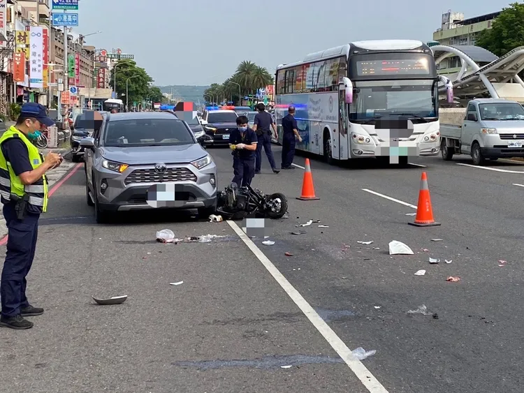 自小客違停，造成女騎士切出快車道，遭聯結車輾斃。翻攝畫面
