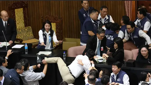 場外群眾集結 藍白立委「臉色一沉」!傅崐萁急要求增派警力帶棍棒