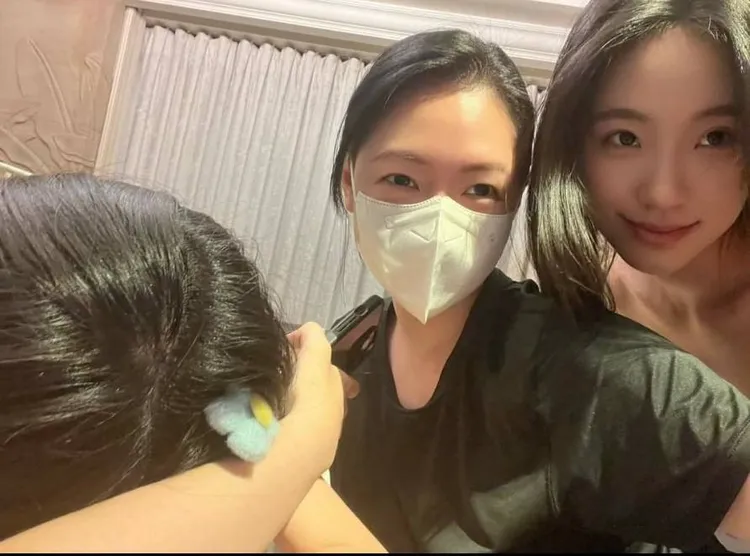 收到母親節禮物後，小S（左）和二女兒Lily 、許老三開心合影。翻攝小S臉書