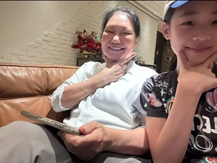 許老三（右）代表小S，陪S媽過母親節。翻攝小S臉書