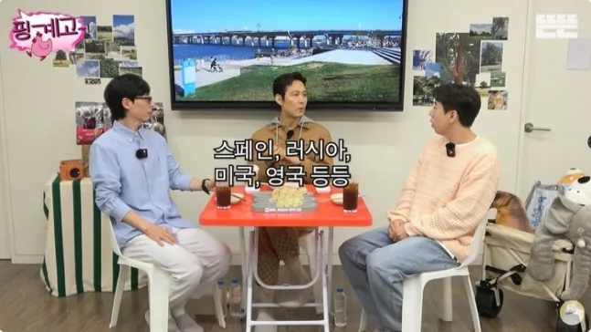 李政宰（中）提到《侍者》集結西班牙、俄羅斯等各國演員。翻攝YouTube