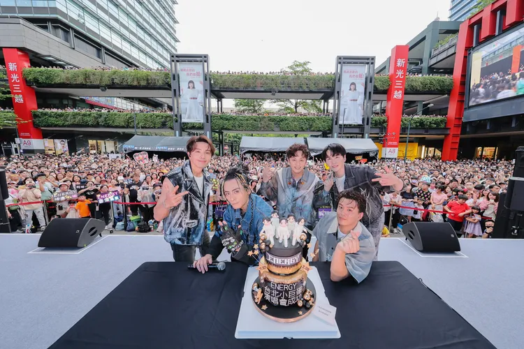 歌迷訂製翻糖蛋糕送給Energy預祝演唱會大成功。相信音樂提供