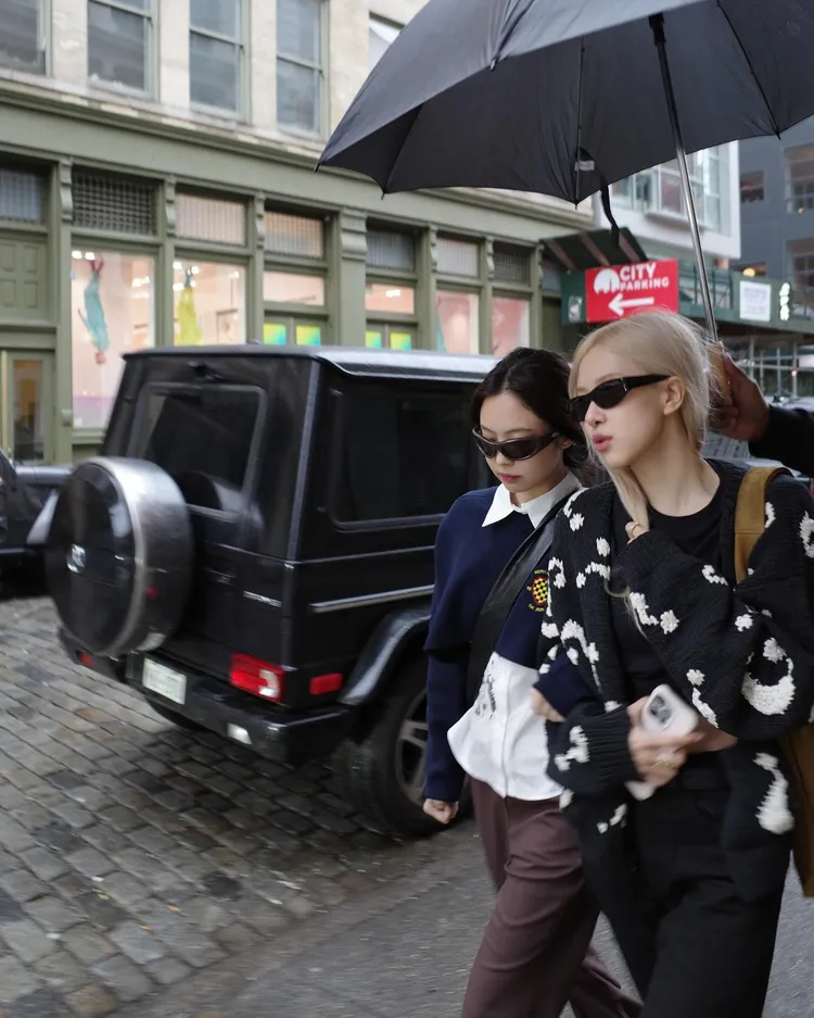 Rosé（右）今PO出和Jennie在紐約約會。翻攝roses_are_rosie IG