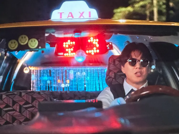 蕭煌奇開小黃上路。翻攝mv