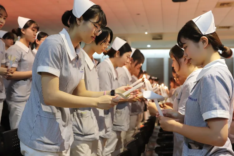 師生傳遞燭光，象徵南丁格爾的精神生生不息。校方提供