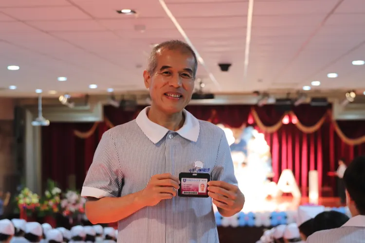 57歲白髮阿伯葉俊生開心參與加冠儀式。校方提供