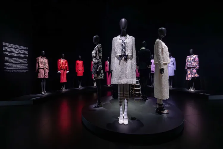 內側圓形展區展出了維吉妮維婭入主香奈兒後，帶來的多樣斜紋軟呢套裝作品。品牌提供