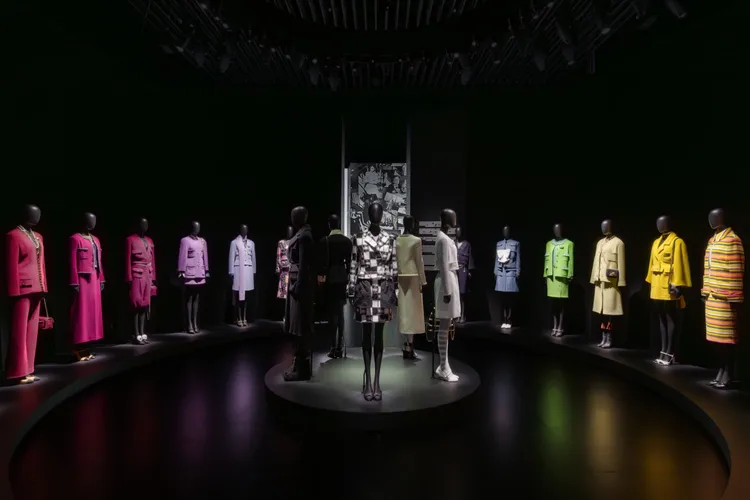 內側圓形展區展出了維吉妮維婭入主香奈兒後，帶來的多樣斜紋軟呢套裝作品。品牌提供