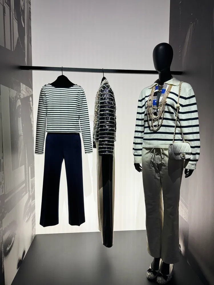 左側的條紋上衣和海軍藍色寬褲，是香奈兒女士真實穿著過的私服。張家玲攝