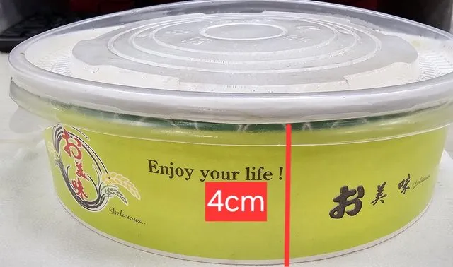 網友分享花近100元買的魯肉便當很扁。翻攝PTT