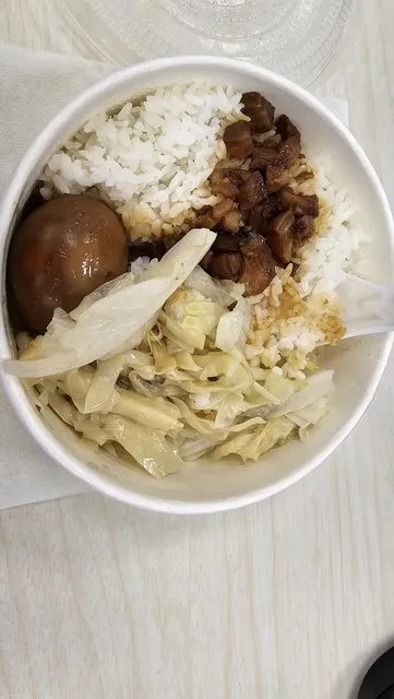 網友曝光魯肉便當的菜色。翻攝PTT