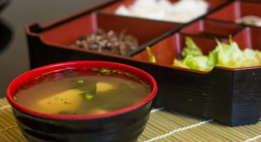 100元魯肉便當「扁到剩4公分」!他批變相漲價 眾人一看菜色虧爆