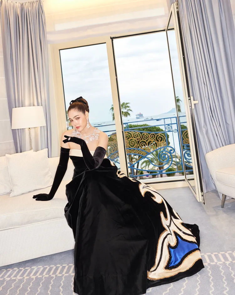 Araya A. Hargate穿著BALMAIN 1988年秋季復古Pierre Balmain高級訂製禮服。品牌提供