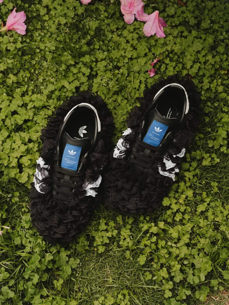 運用蕾絲、縮褶工藝打造出朦朧、柔軟的「外殼」。品牌提供