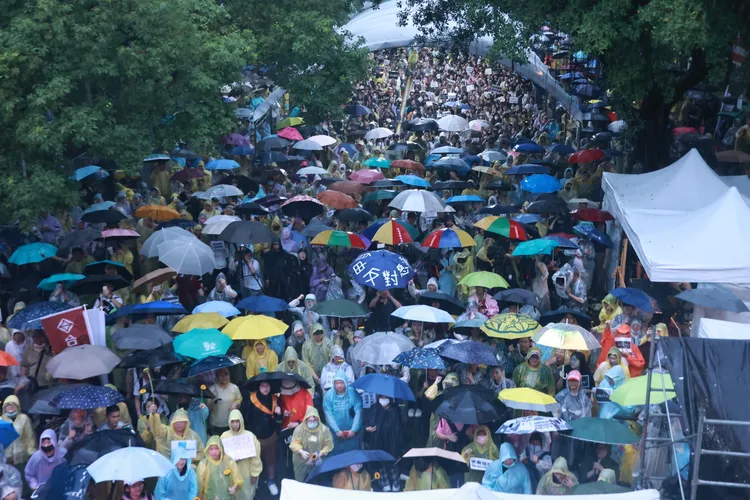 立法院外主辦單位已宣布1.5萬人聚集。彭欣偉攝