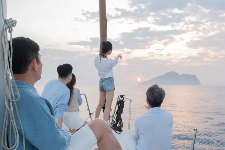 若想於今夏登上龜山島一睹鯨魚悠游風采，即日起至6月30日，礁溪寒沐酒店也推出「龜山島沐夏秘旅」方案。業者提供