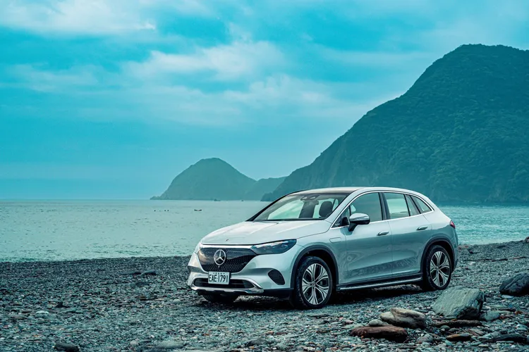 Mercedes-Benz車主透過「Mercedes-Benz Pass 賓士暢行」APP禮賓服務訂房，白金級會員再享車主禮遇，包括精緻酒水及下午3點至5點間，可無限享用精緻下午茶點心及飲品。業者提供