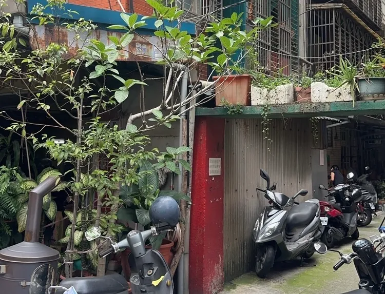 屋主進門發現2人燒炭輕生。翻攝畫面