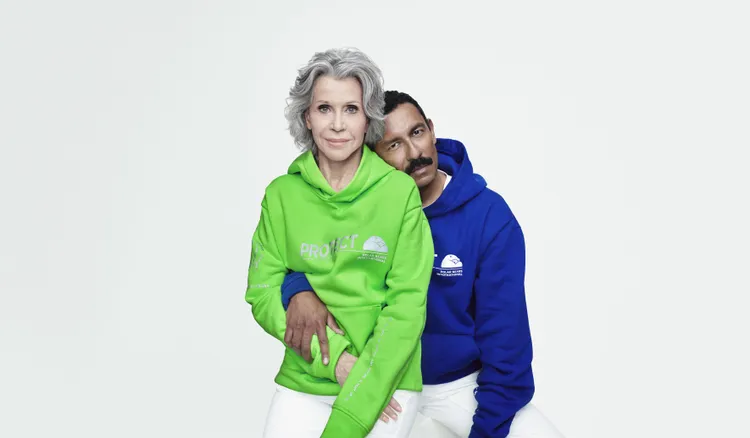 Jane Fonda（左）與Haider Ackermann（右）一同為PBI連帽T恤拍攝形象照。品牌提供