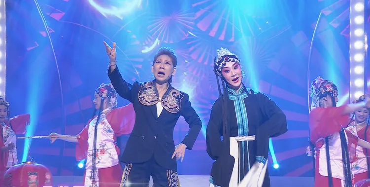郎祖筠（左）及京劇名伶孔玥慈帶來新式版本的戲曲。民視提供