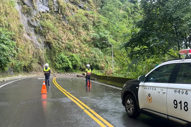 阿里山多處路段傳出土石崩落，員警派員交管。警方提供