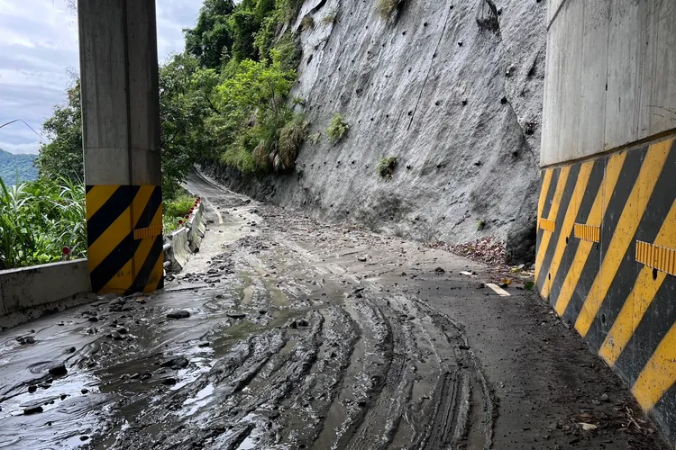 天雨路滑、土石崩落，警方提醒用路人務必小心。警方提供