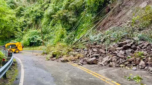 大雨不断!阿里山惊险现况曝光 多处树倒、落石坍方抢修中
