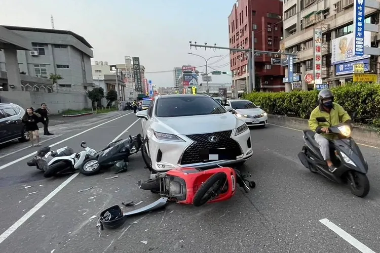 汽機車車主無辜挨撞，直呼遇到三寶有夠倒楣。讀者提供